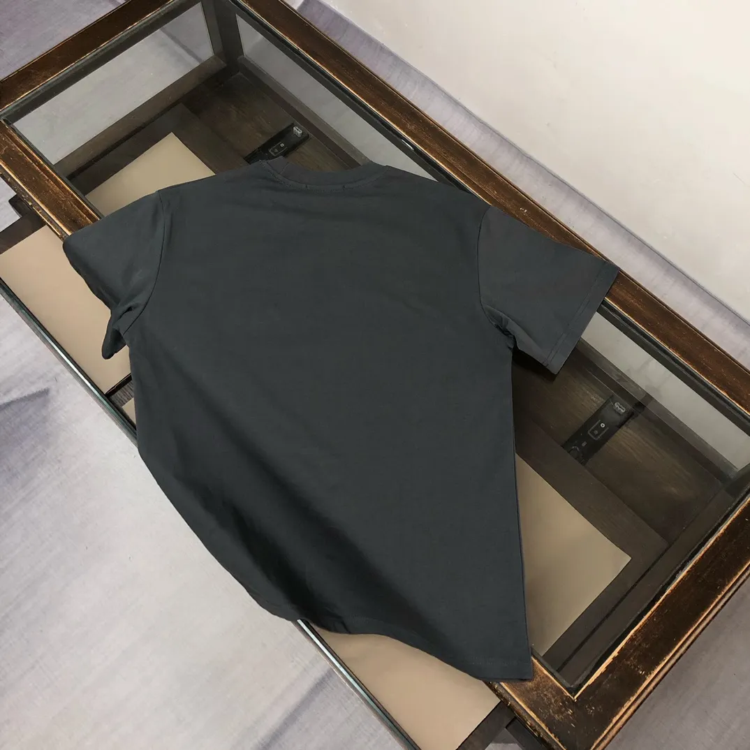 P150 A🍃Stone island 2025 spring and summer new men's and women's short-sleeved round neck T-shirt, with a unique and high-end style, embellished with the iconic compass logo! Customized pure cotton fabric! A simple and high-end fashion item, a fashionable product with very high-end charm and a must-have item for fashion trends! All three standards are complete! ! Color: black, white, dark gray, coffee Size: S M L XL (loose fit, please state your height and weight when placing an order)